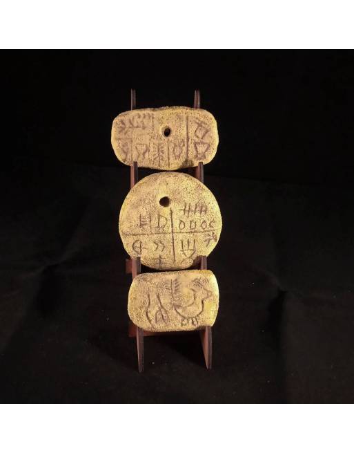 Conjunto de tres tablillas de Tartaria en peana de madera