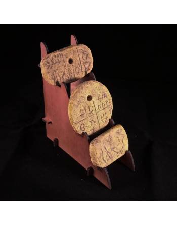 Conjunto de tres tablillas de Tartaria en peana de madera