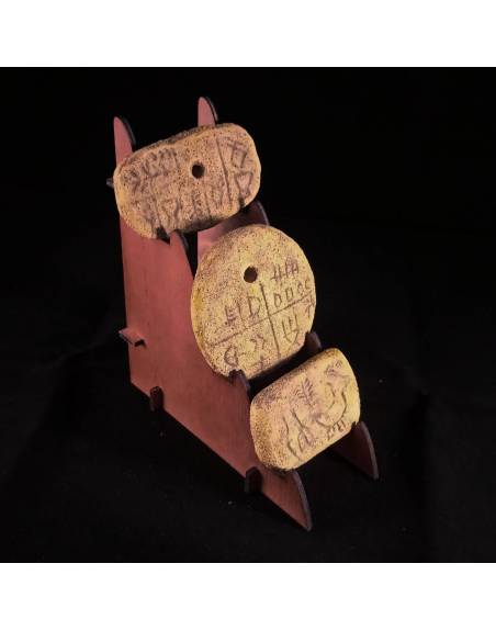 Conjunto de tres tablillas de Tartaria en peana de madera