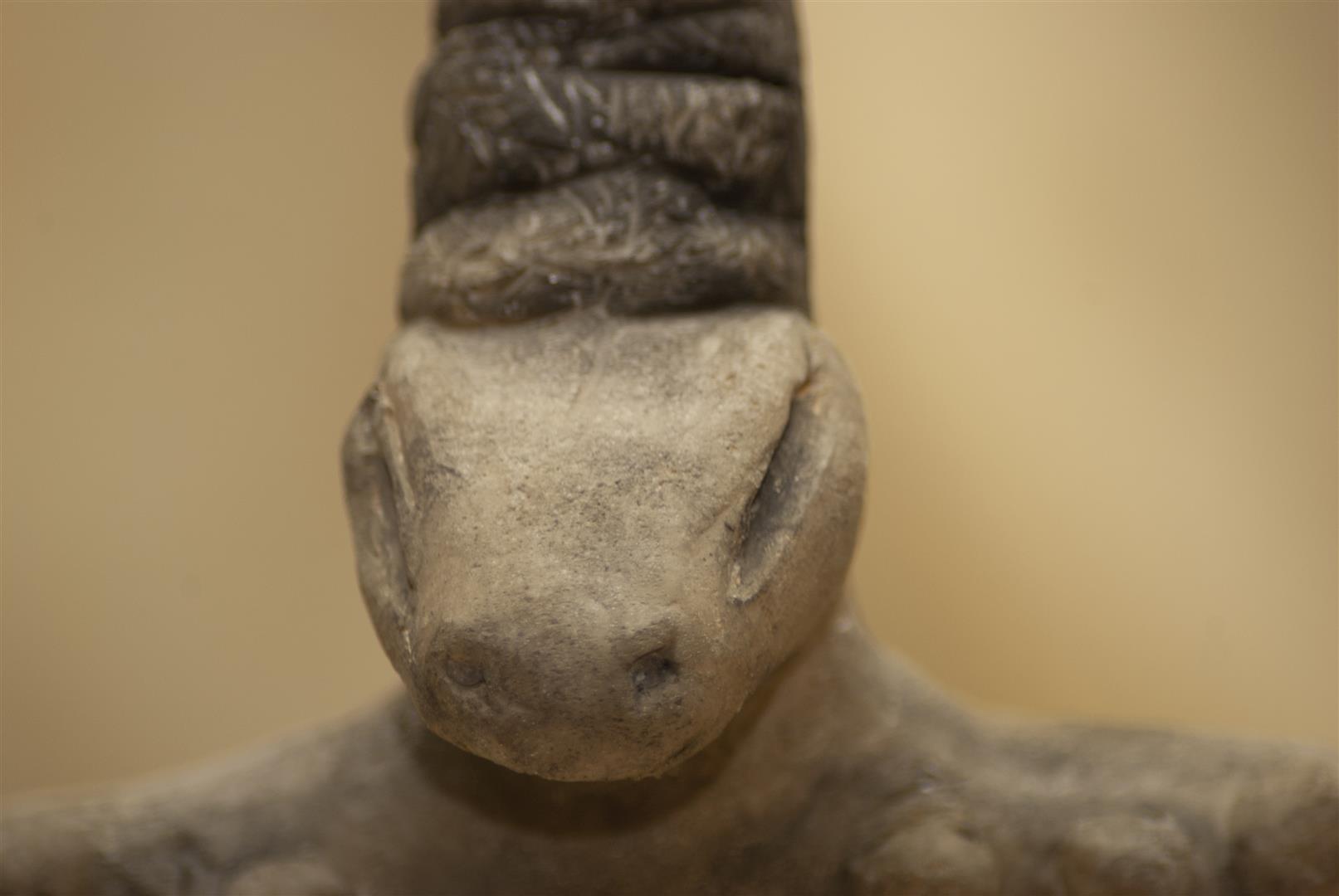 réplica estatuilla diosa Nammu. replica figurine goddess Nammu.